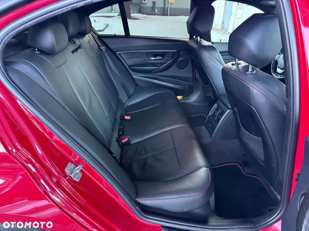 BMW Seria 3 335i Sport Line - 30