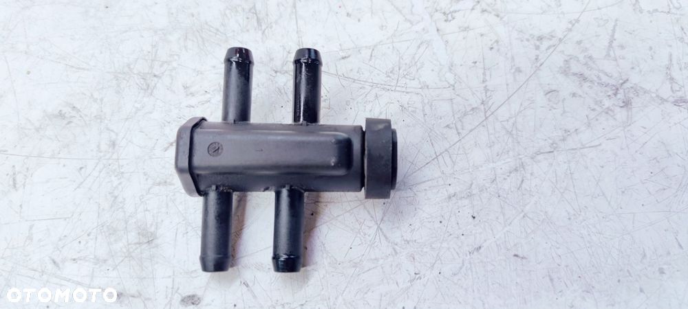 ROZDZIELACZ ZAWÓR PALIWA AUDI A4 A5 Q5 8T0127247C - 2