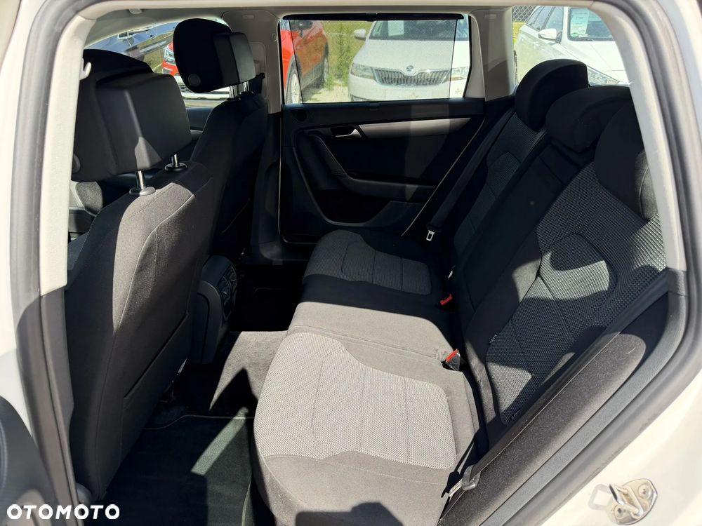 Volkswagen Passat 1.6 TDI Comfortline - 11