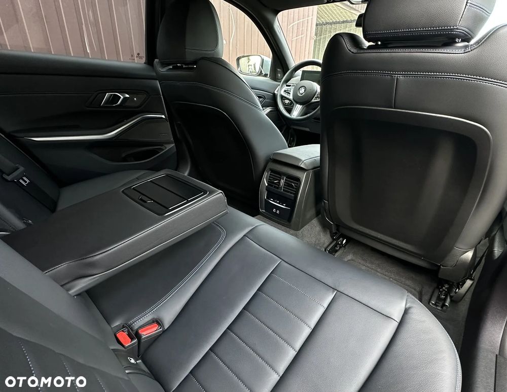 BMW Seria 3 330i xDrive M Sport sport - 28