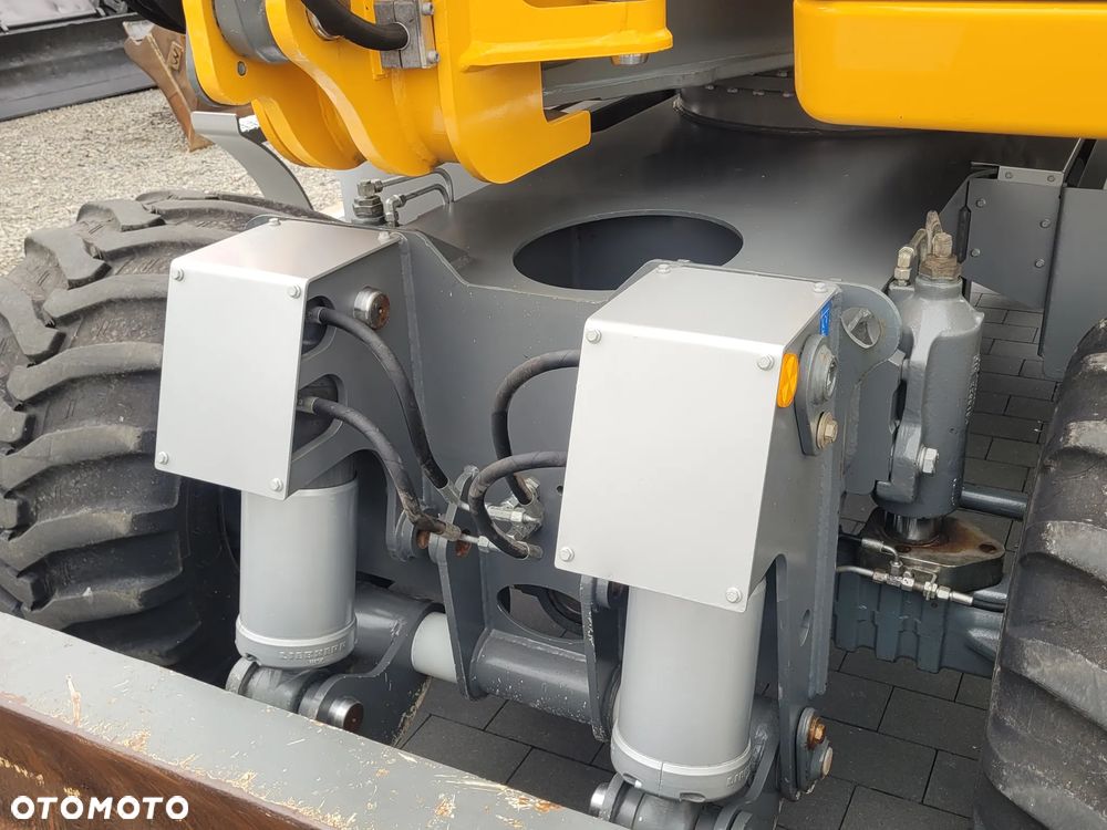 Liebherr A910 compact / 3 łyżki + widły / 2018rok / 2 x pług / - 17