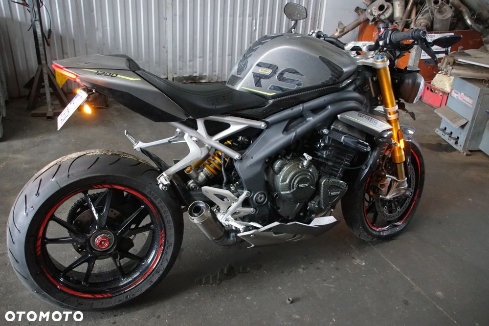 Triumph Speed Triple 1200 rs 2022 na części 692106889 SILNIK: silnik kompletny, blok silnika, głowica cylindrów, pokrywa zaworów, uszczelka głowicy, cylinder, tuleja cylindra, tłok, pierścienie tłokowe, sworzeń tłoka, korbowód, wał korbowy, panewki wału, wałek rozrządu, koło rozrządu, łańcuch rozrządu, napinacz rozrządu, ślizg rozrządu, zawór ssący, zawór wydechowy, sprężyna zaworowa, popychacz zaworu, dźwigienka zaworowa, uszczelniacz zaworowy, miska olejowa, korek spustowy oleju, pompa oleju, smok olejowy, filtr oleju, chłodnica oleju, przewód olejowy, obudowa filtra oleju, czujnik ciśnienia oleju, pokrywa alternatora, pokrywa sprzęgła, dekiel silnika, uszczelki silnika, engine assembly, engine block, cylinder head, valve cover, piston, piston rings, connecting rod, crankshaft, camshaft, timing chain, oil pump.  UKŁAD PALIWOWY I DOLOTOWY: zbiornik paliwa, bak paliwa, korek wlewu paliwa, pompa paliwa, kosz pompy paliwa, filtr paliwa, przewód paliwowy, listwa wtryskowa, wtryskiwacz, regulator ciśnienia paliwa, przepustnica, korpus przepustnicy, silniczek krokowy, czujnik położenia przepustnicy TPS, manetka gazu, rolgaz, elektroniczny gaz ride-by-wire, airbox, obudowa filtra powietrza, filtr powietrza, króciec dolotowy, kolektor dolotowy, czujnik temperatury powietrza, czujnik ciśnienia MAP, fuel tank, fuel pump, fuel injector, throttle body, air filter.  SPRZĘGŁO I SKRZYNIA BIEGÓW: kosz sprzęgłowy, piasta sprzęgła, tarcze sprzęgłowe, przekładki sprzęgła, sprężyny sprzęgła, docisk sprzęgła, pompa sprzęgła, wysprzęglik, przewód sprzęgła, klamka sprzęgła, skrzynia biegów, wałek sprzęgłowy, wałek zdawczy, koła zębate skrzyni, wodzik zmiany biegów, bęben zmiany biegów, czujnik biegu, dźwignia zmiany biegów, cięgno zmiany biegów, quickshifter, czujnik quickshiftera, clutch basket, clutch plates, gearbox, transmission shaft, gear selector drum, shift fork.  NAPĘD TYLNEGO KOŁA: zębatka przednia, zębatka tylna, łańcuch napędowy, spinka łańcucha, napinacz łańcucha, prowadnica łańcucha, osłona łańcucha, guma zabieraka, zabierak zębatki, mocowanie zębatki, front sprocket, rear sprocket, drive chain, chain adjuster, chain guide, chain guard, sprocket carrier.  UKŁAD WYDECHOWY: kolektory wydechowe, rury wydechowe, tłumik końcowy, tłumik środkowy, katalizator, osłona tłumika, zawór wydechowy, silniczek zaworu wydechowego, linki zaworu wydechowego, sonda lambda, uszczelka kolektora, obejma wydechu, mocowanie tłumika, exhaust headers, muffler, silencer, catalytic converter, exhaust valve, oxygen sensor, heat shield.  UKŁAD CHŁODZENIA: chłodnica, wentylator chłodnicy, osłona chłodnicy, korek chłodnicy, zbiorniczek wyrównawczy, pompa wody, termostat, obudowa termostatu, przewód chłodnicy, wąż układu chłodzenia, króciec wody, czujnik temperatury płynu, radiator, radiator fan, coolant reservoir, water pump, thermostat, coolant hose.  ZAWIESZENIE PRZEDNIE: lagi przednie, widelec przedni, goleń widelca, rura nośna, dolna półka, górna półka, sztyca widelca, uszczelniacz lagi, uszczelniacz przeciwpyłowy, sprężyna widelca, kartridż amortyzatora, regulator tłumienia, korek lagi, olej do lag, amortyzator skrętu, steering damper, front fork, fork tube, fork seal, fork cartridge, triple clamp, upper yoke, lower yoke.  ZAWIESZENIE TYLNE: amortyzator tylny, sprężyna amortyzatora, wahacz jednoramienny, oś wahacza, łożysko wahacza, kiwak zawieszenia, łącznik amortyzatora, regulator napięcia wstępnego, mocowanie amortyzatora, rear shock, shock absorber, single-sided swingarm, swingarm pivot, suspension linkage.  UKŁAD HAMULCOWY: zacisk hamulcowy przedni lewy, zacisk hamulcowy przedni prawy, zacisk hamulcowy tylny, jarzmo zacisku, tłoczek hamulcowy, zestaw naprawczy zacisku, klocki hamulcowe przednie, klocki hamulcowe tylne, tarcza hamulcowa przednia, tarcza hamulcowa tylna, pompa hamulcowa przednia, pompa hamulcowa tylna, przewód hamulcowy, przewód w oplocie, zbiorniczek płynu hamulcowego, klamka hamulca, pedał hamulca, czujnik światła stop, moduł ABS, pompa ABS, czujnik ABS, pierścień ABS, front brake caliper, rear brake caliper, brake pads, brake disc, brake rotor, brake master cylinder.  KOŁA I OPONY: felga przednia, felga tylna, koło przednie, koło tylne, oś koła przedniego, oś koła tylnego, dystans koła, łożysko koła, uszczelniacz koła, piasta koła, nakrętka tylnego koła, zawór opony, czujnik ciśnienia TPMS, opona przednia, opona tylna, front wheel, rear wheel, wheel rim, wheel axle, wheel bearing, wheel hub, tire, tyre, TPMS sensor.  KIEROWNICA I STEROWANIE: kierownica, mocowanie kierownicy, riser kierownicy, lewa manetka, prawa manetka, ciężarki kierownicy, końcówki kierownicy, lusterko lewe, lusterko prawe, uchwyt lusterka, klamka sprzęgła, klamka hamulca, przełącznik zespolony lewy, przełącznik zespolony prawy, rolgaz, stacyjka, antena stacyjki, amortyzator skrętu, handlebar, handlebar clamp, grip, bar end, rear-view mirror, switchgear, ignition switch.  RAMA I PODWOZIE: rama główna, rama tylna, subframe, wspornik ramy, mocowanie silnika, śruba mocowania silnika, crash pad, slider ramy, osłona ramy, stopka boczna, czujnik stopki bocznej, sprężyna stopki, uchwyt tablicy rejestracyjnej, mocowanie podnóżka, podnóżek kierowcy lewy, podnóżek kierowcy prawy, podnóżek pasażera lewy, podnóżek pasażera prawy, set podnóżków, rearset, frame, rear subframe, engine mount, crash protector, side stand, footpeg.  OWIEWKI I NADWOZIE: owiewka przednia, owiewka boczna lewa, owiewka boczna prawa, owiewka tylna, boczek lewy, boczek prawy, osłona chłodnicy, osłona silnika, belly pan, pług pod silnik, błotnik przedni, błotnik tylny, nadkole, hugger, przednia szyba, szyba sportowa, deflektor, wlot powietrza, osłona ramy, osłona wahacza, osłona karbonowa, carbon cover, fairing, side panel, front fender, rear fender, windscreen, radiator cover.  SIEDZENIE I TYLNA CZĘŚĆ: siedzenie kierowcy, siedzenie pasażera, kanapa, zamek siedzenia, linka zamka siedzenia, uchwyt pasażera, ogon motocykla, stelaż tylny, wypełnienie zadupka, osłona siedzenia, seat cowl, rider seat, passenger seat, seat lock, tail section.  ELEKTRYKA I ELEKTRONIKA: wiązka elektryczna główna, wiązka przednia, wiązka tylna, sterownik silnika ECU, moduł zapłonowy, regulator napięcia, alternator, stator, rotor alternatora, rozrusznik, przekaźnik rozrusznika, akumulator, skrzynka bezpieczników, bezpiecznik, przekaźnik, cewka zapłonowa, świeca zapłonowa, fajka świecy, przewód masowy, złącze elektryczne, gniazdo USB, immobilizer, antena immobilizera, czujnik przechyłu, czujnik położenia wału, czujnik położenia wałka, czujnik prędkości, czujnik temperatury, czujnik ciśnienia, wiring harness, ECU, voltage regulator, alternator, starter motor, starter relay, battery, fuse box, ignition coil, spark plug.  OŚWIETLENIE I ZEGARY: reflektor przedni, lampa przednia LED, światło mijania, światło drogowe, moduł reflektora, kierunkowskaz przedni lewy, kierunkowskaz przedni prawy, kierunkowskaz tylny lewy, kierunkowskaz tylny prawy, lampa tylna, światło stop, lampka tablicy rejestracyjnej, licznik, zegary, wyświetlacz TFT, panel wskaźników, obudowa licznika, czujnik poziomu paliwa, headlight, LED headlamp, tail light, brake light, turn signal, indicator, instrument cluster, dashboard, TFT display.  SYSTEMY ELEKTRONICZNE: moduł kontroli trakcji, traction control, czujnik IMU, moduł ride-by-wire, tempomat, przełącznik tempomatu, quickshifter up and down, moduł ABS, czujnik kąta pochylenia, moduł Bluetooth, antena, moduł bezkluczykowy, keyless module, kluczyk, pilot, immobilizer key, przełącznik trybów jazdy, riding mode switch.  ŚRUBY, ŁOŻYSKA I DROBNE CZĘŚCI: komplet śrub, śruba owiewki, nakrętka osi, tuleja dystansowa, podkładka, spinka, zatrzask, kołek montażowy, guma mocująca, silentblock, obejma, uchwyt przewodu, łożysko główki ramy, łożysko igiełkowe, łożysko kulkowe, simmering, uszczelka, oring, zestaw naprawczy, - 11