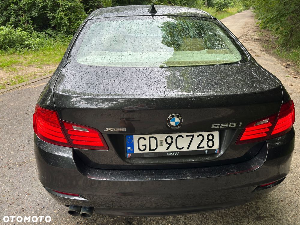 BMW Seria 5 528i xDrive - 11