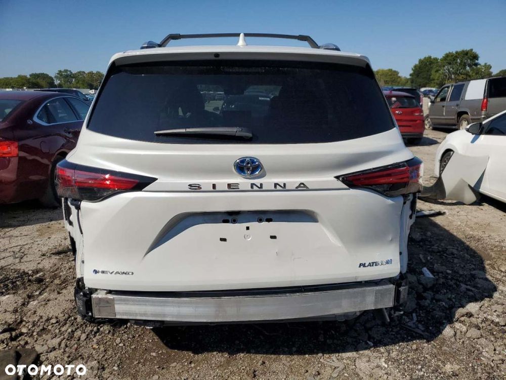 Toyota Sienna - 4