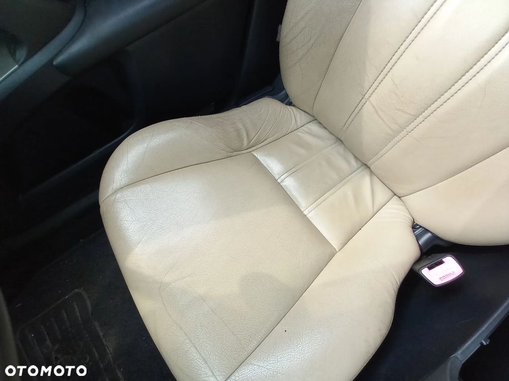 TOYOTA AVENSIS T27 FOTELE KANAPA KOMPLET SKÓRY JASNE UK - 7