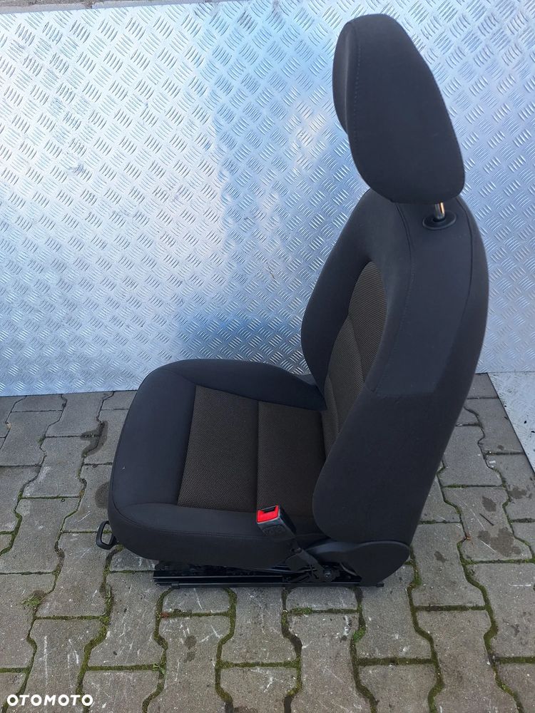 FOTEL PRAWY PRZÓD PASAŻERA PODGRZEWANY - AUDI Q3 13 - 2