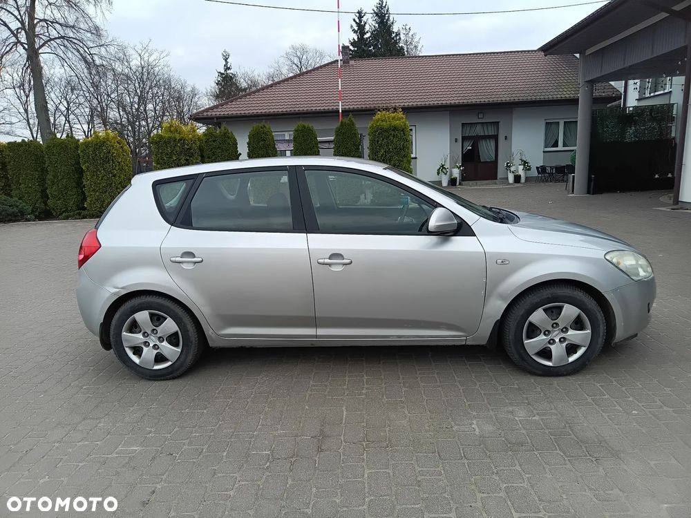 Kia Ceed 2.0 crdi Comfort + - 5