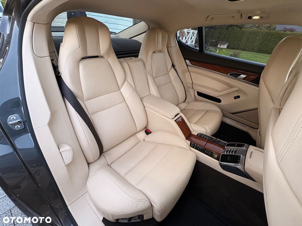 Porsche Panamera 4S Executive - 33