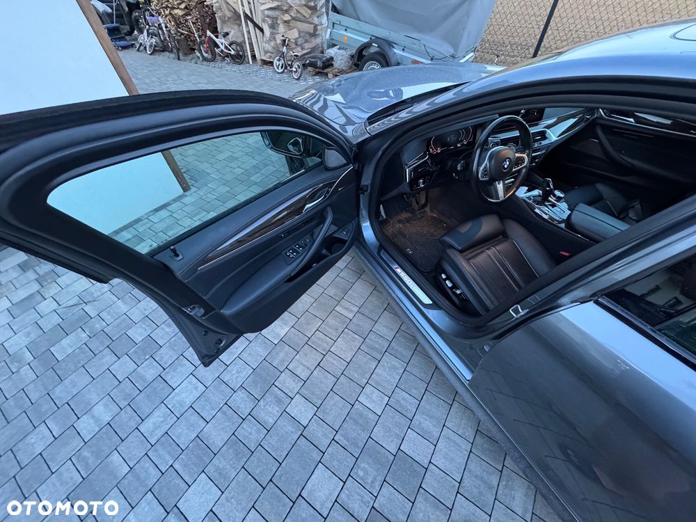 BMW Seria 5 M550i xDrive sport - 14