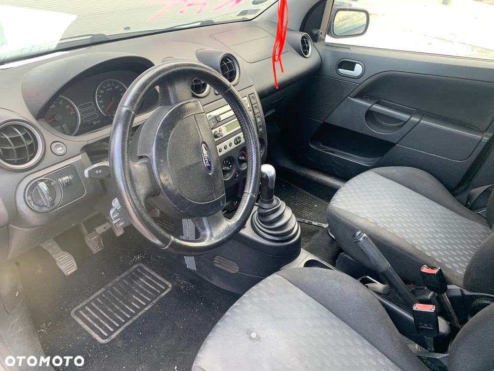 FORD FIESTA 2004 *SAMOCHÓD NA CZĘŚCI* 1534 MASKA, LAMPA, DRZWI, LUSTERKO, ZDERZAK, GRILL, BŁOTNIK, KLAPA, BELKA, DESKA, FOTELE, KANAPA, ĆWIARTKA KIEROWNICA, TARCZE, ZACISKI, ZAWIESZENIE, KOMPLETNY PRZÓD, KOMPLETNY TYŁ, LICZNIK, ZEGARY, PRAWE LEWE PRZÓD TYŁ - 5