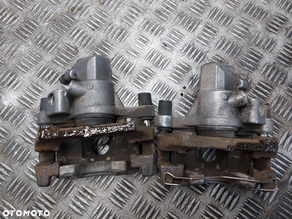 ZACISK HAMULCOWY LEWY TYŁ + PRAWY TYŁ FORD C-MAX I - 3