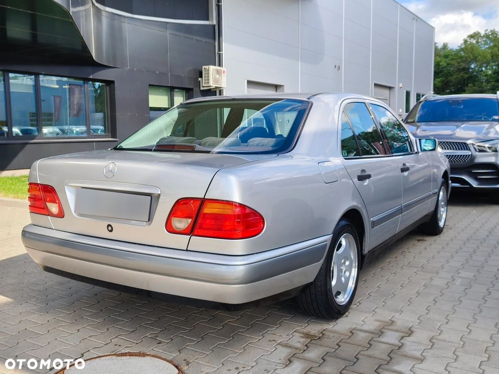 Mercedes-Benz Klasa E 200 T Classic - 20