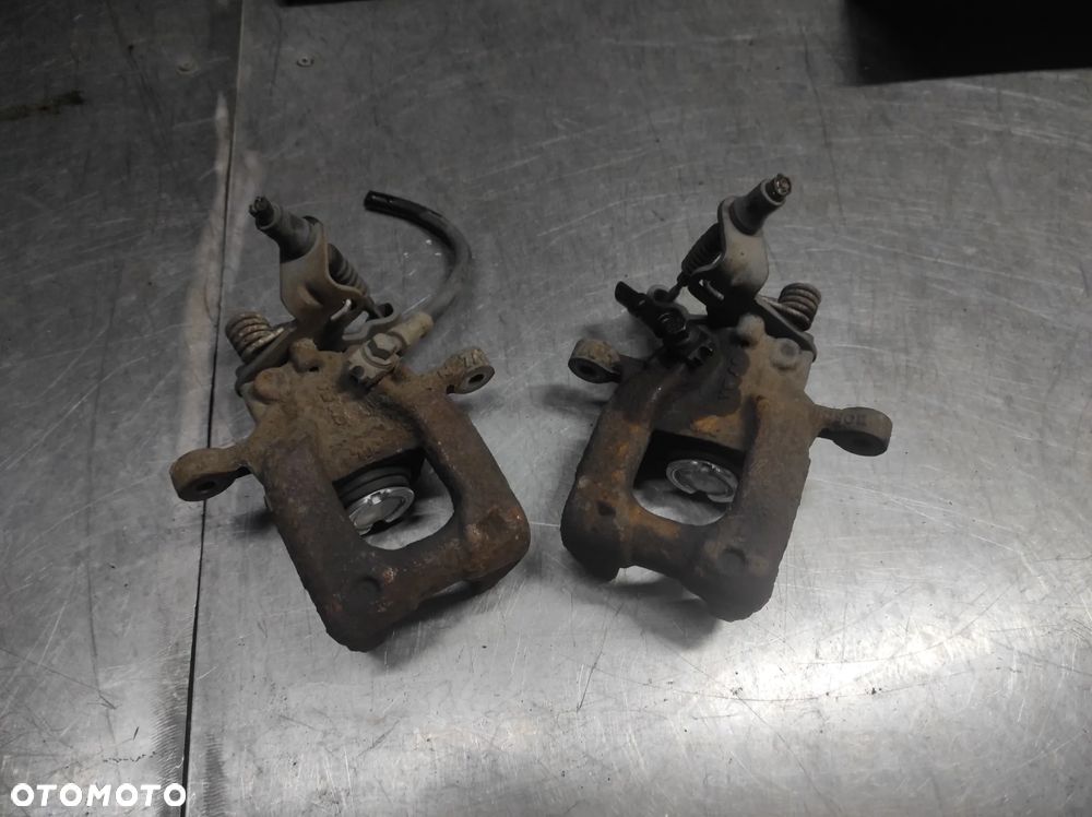 ZACISK TYLNY LEWY PRAWY AUDI A3 8P VW GOLF 6 TOURAN SKODA OCTAVIA 2 WYSYŁKA !!!!! - 1