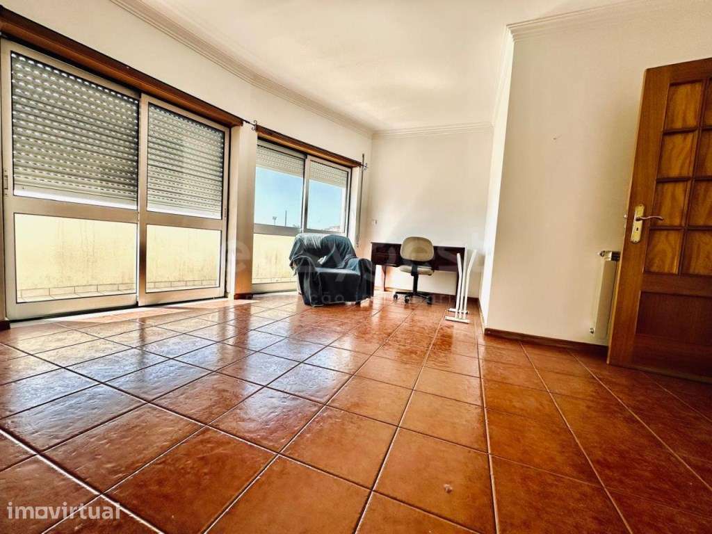 Apartamento T4, com garagem para 2 carros, junto ao St. Paul's e ESAC - Grande imagem: 5/17