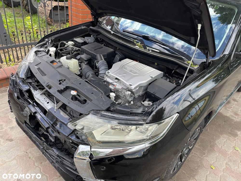 Mitsubishi Outlander Instyle NAVI + - 32