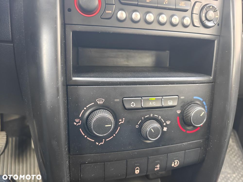 Peugeot 207 1.4 16V Trendy - 12