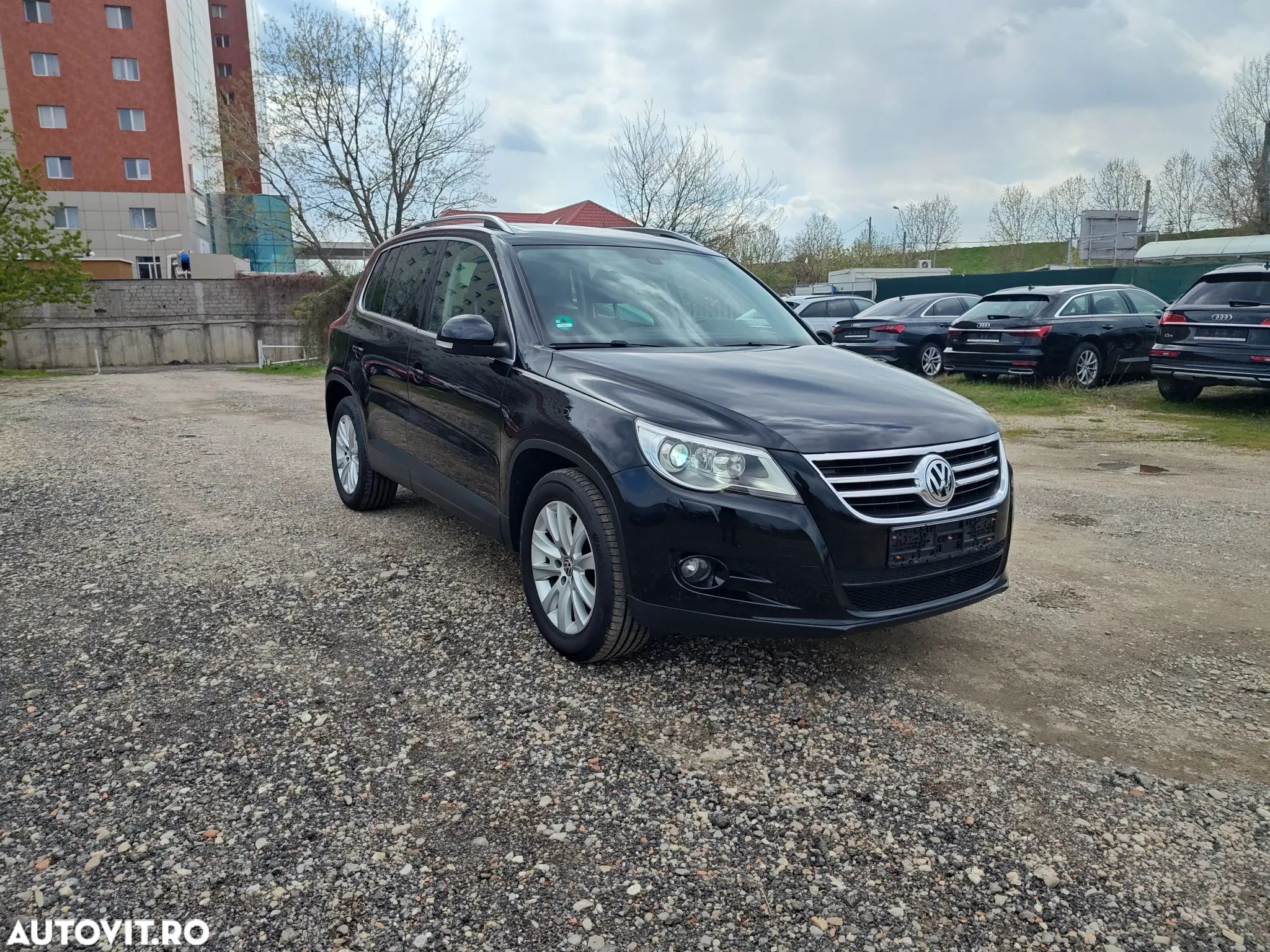 Volkswagen Tiguan - 1