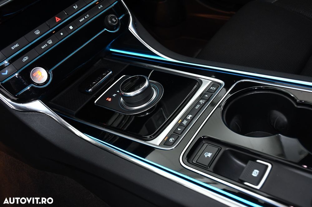 Jaguar XE 20d AWD Aut. R-Sport - 25