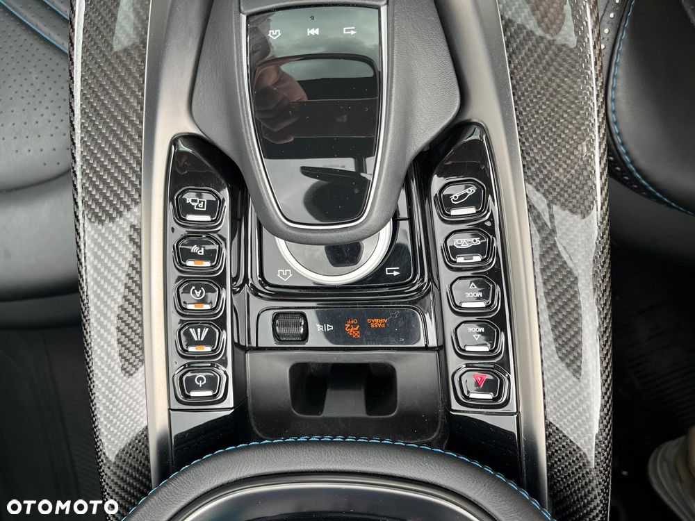 Aston Martin DBX - 12