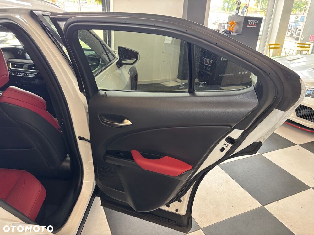 Lexus UX - 31