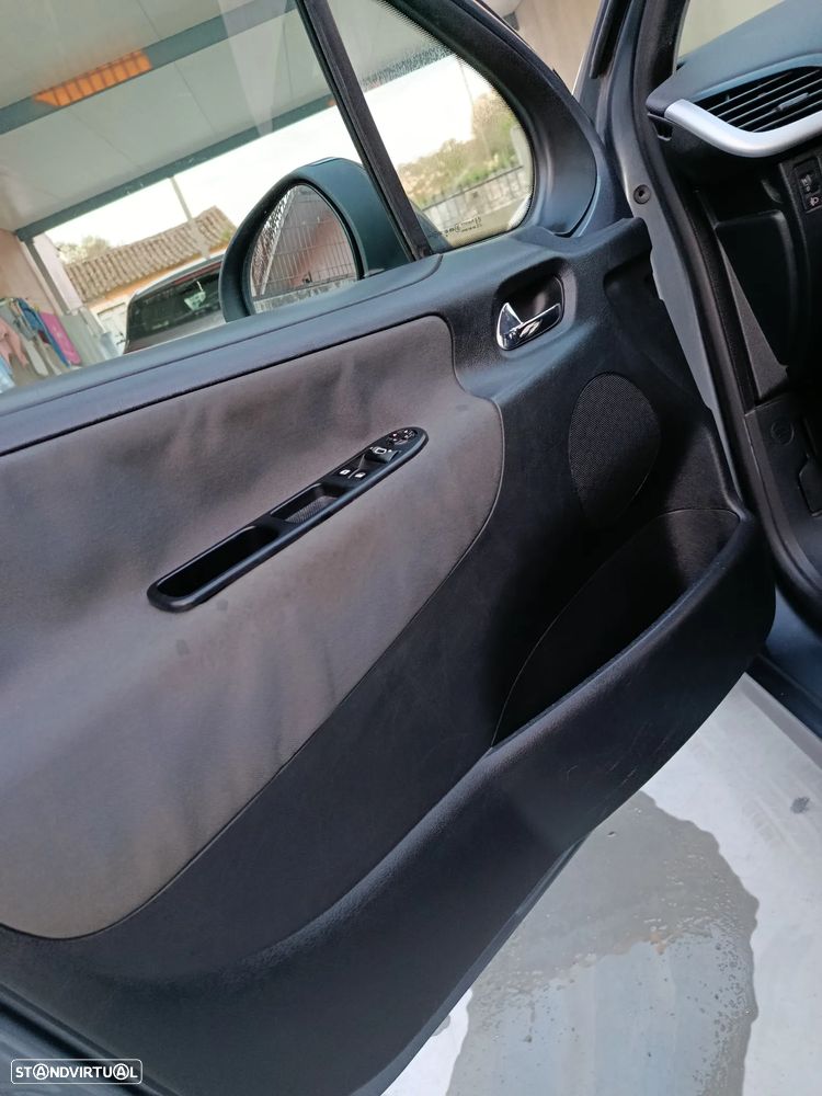 Peugeot 207 1.4 HDi Urban - 21