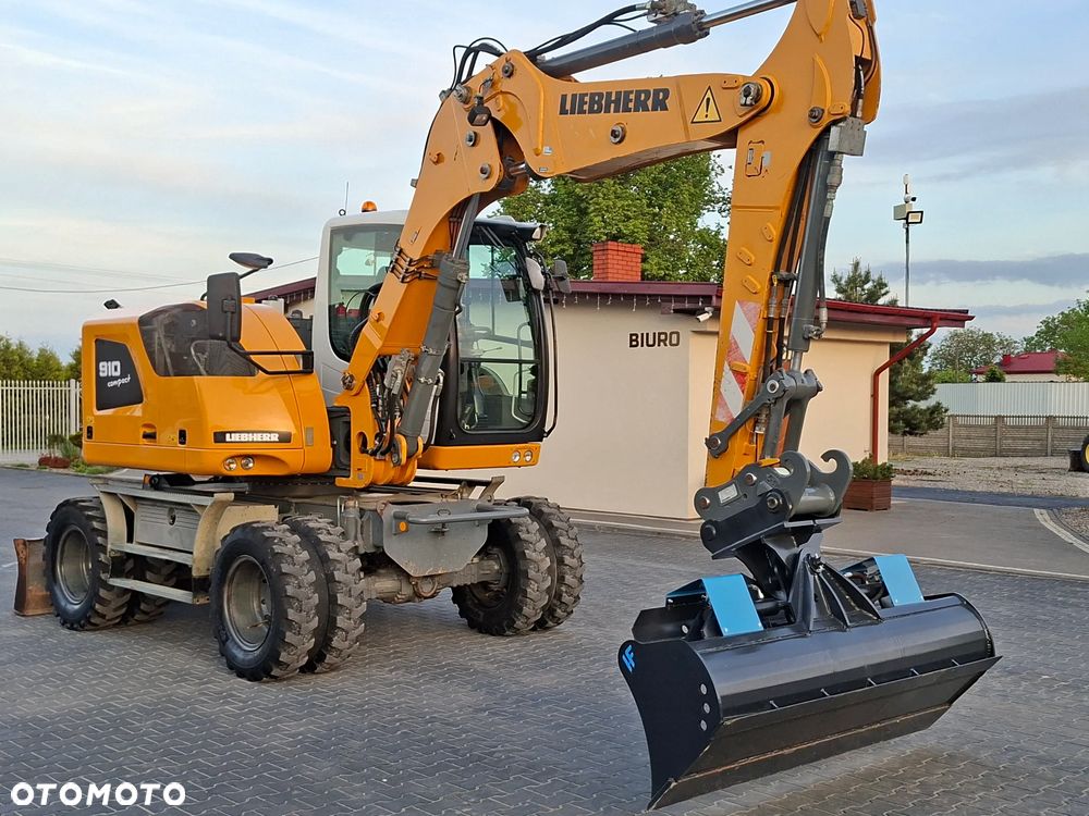 Liebherr A910 COMPACT rok 2015 Super Stan - 10