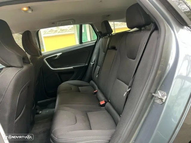 Volvo V60 2.0 D3 Momentum Geartronic - 5