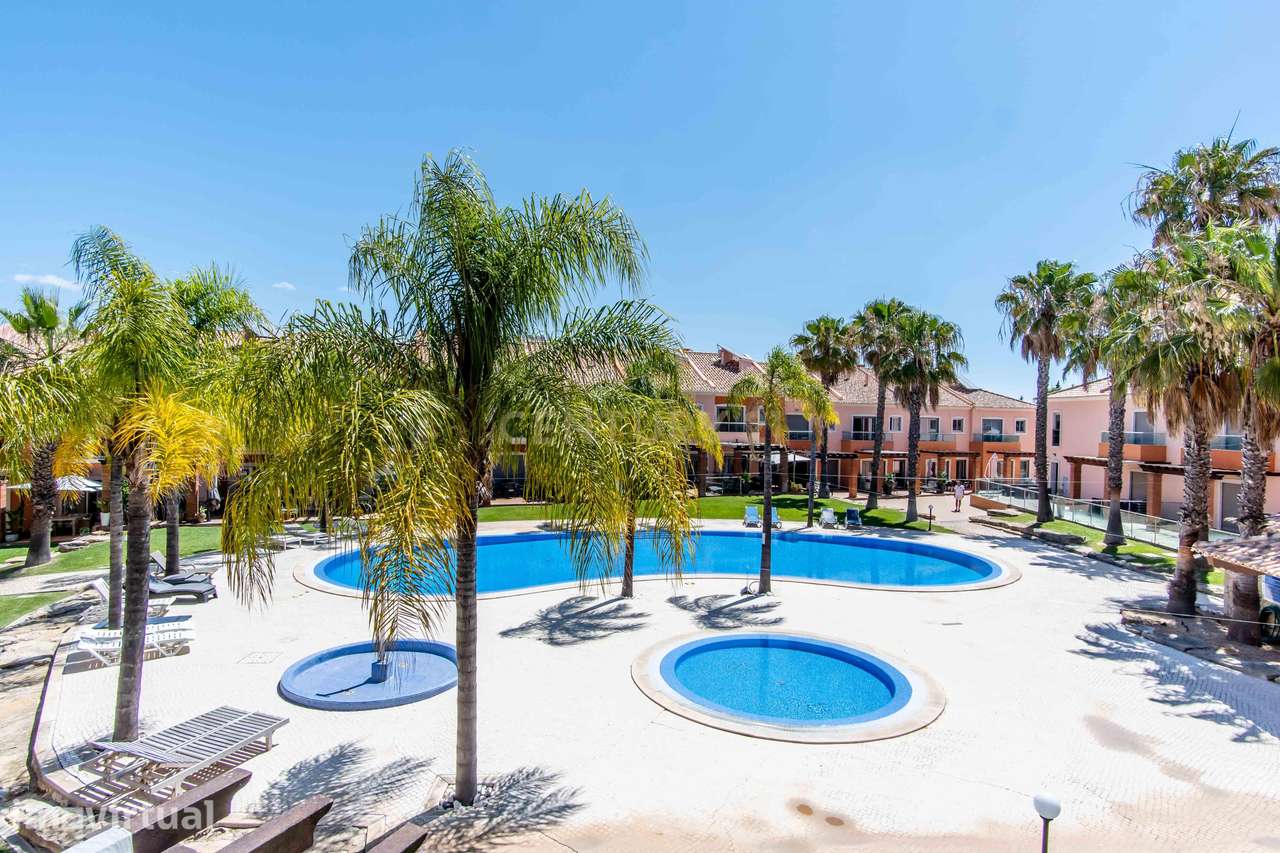 Moradia T2 - Áreas Amplas, Piscinas, Garagem Fechada e Estacionamento - Grande imagem: 3/38