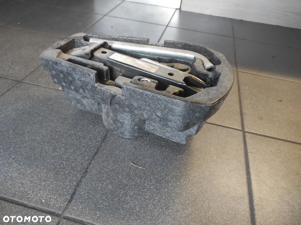 ZAPAS ZESTAW DO KOŁA KOMPLETNY WYPEŁNIENIE LEWAREK KLUCZ WKRĘTKA R15 AUDI A1 VW POLO 4 5 SEAT IBIZA 4 SKODA FABIA 2 3 ROOMSTER RAPID WYSYŁKA !!!!!! - 4