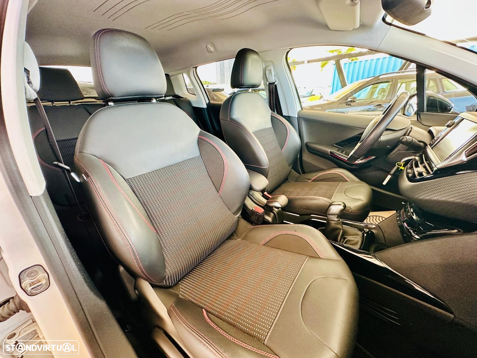 Peugeot 2008 1.2 PureTech GT Line - 31