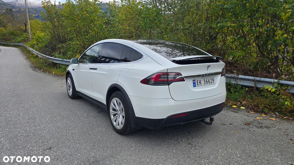 Tesla Model X - 7