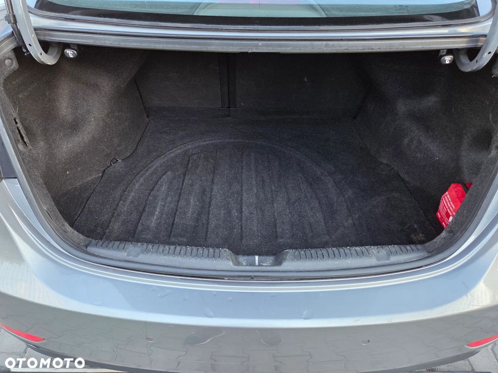 Hyundai Elantra 1.6 Comfort - 16