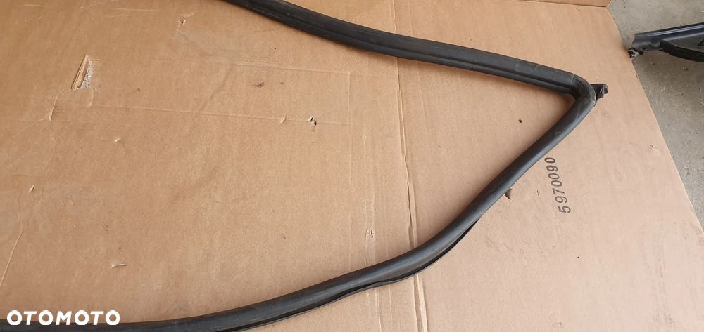 Uszczelka maski komory silnika VW Touareg 7L - 2