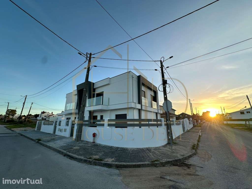 EXCELENTE Moradia T4 com Pérgola. Pinhal do General. Fernão Ferro - Grande imagem: 2/26