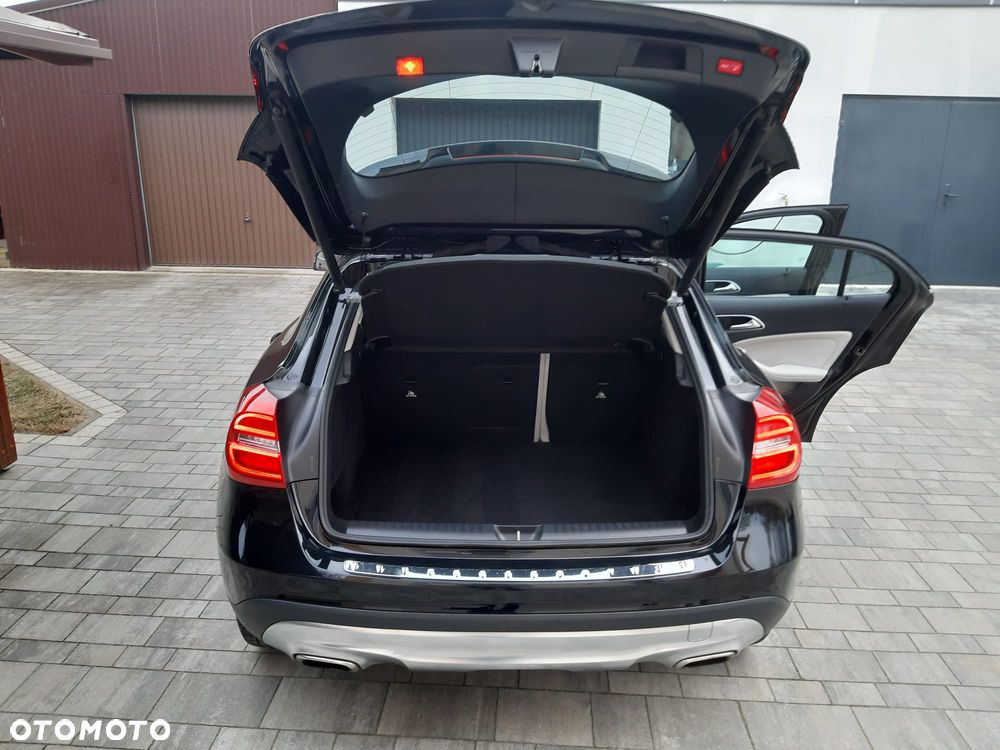 Mercedes-Benz GLA - 13