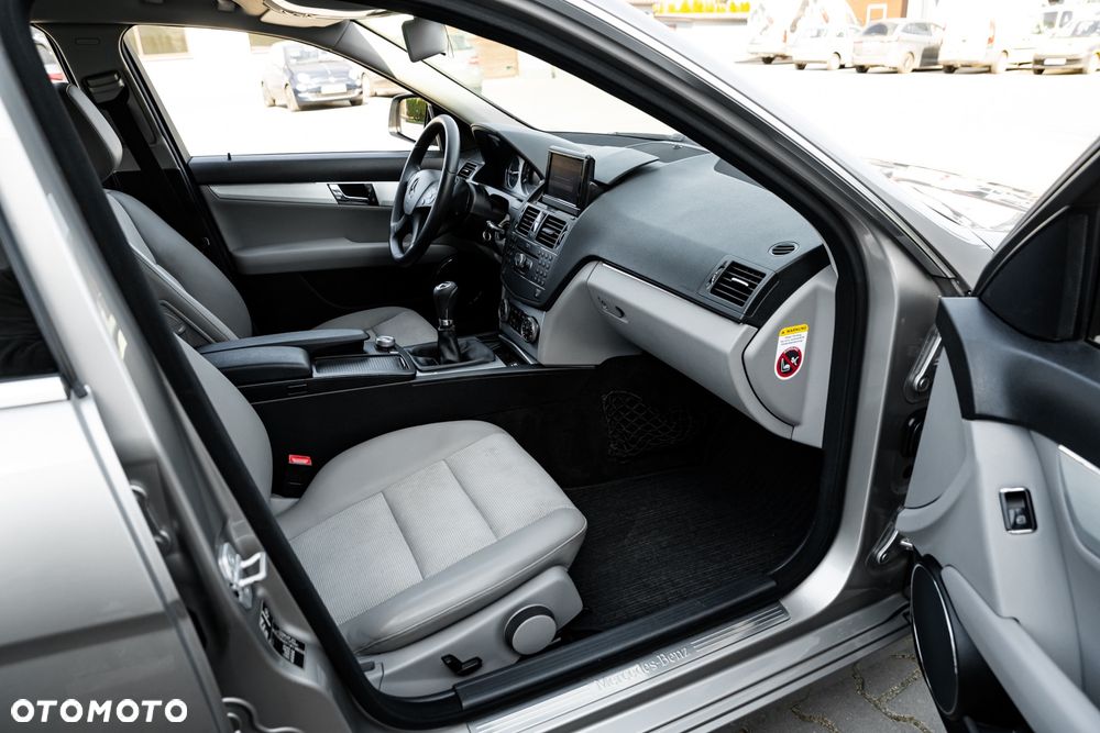 Mercedes-Benz Klasa C 200 CDI DPF Avantgarde - 24