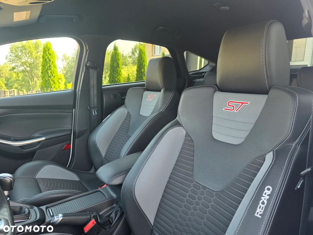 Ford Focus 2.0 EcoBoost ST mit Leder-Sport-Paket - 16
