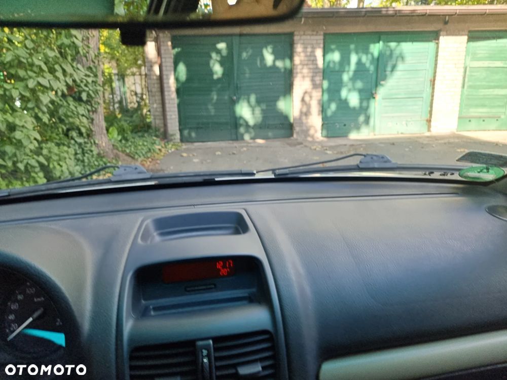 Renault Clio 1.2 16V Confort Authentique - 2