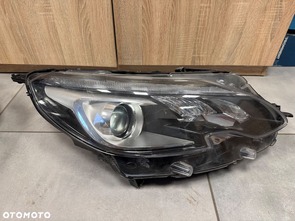 Peugeot 2008 reflektor przód lift prawy