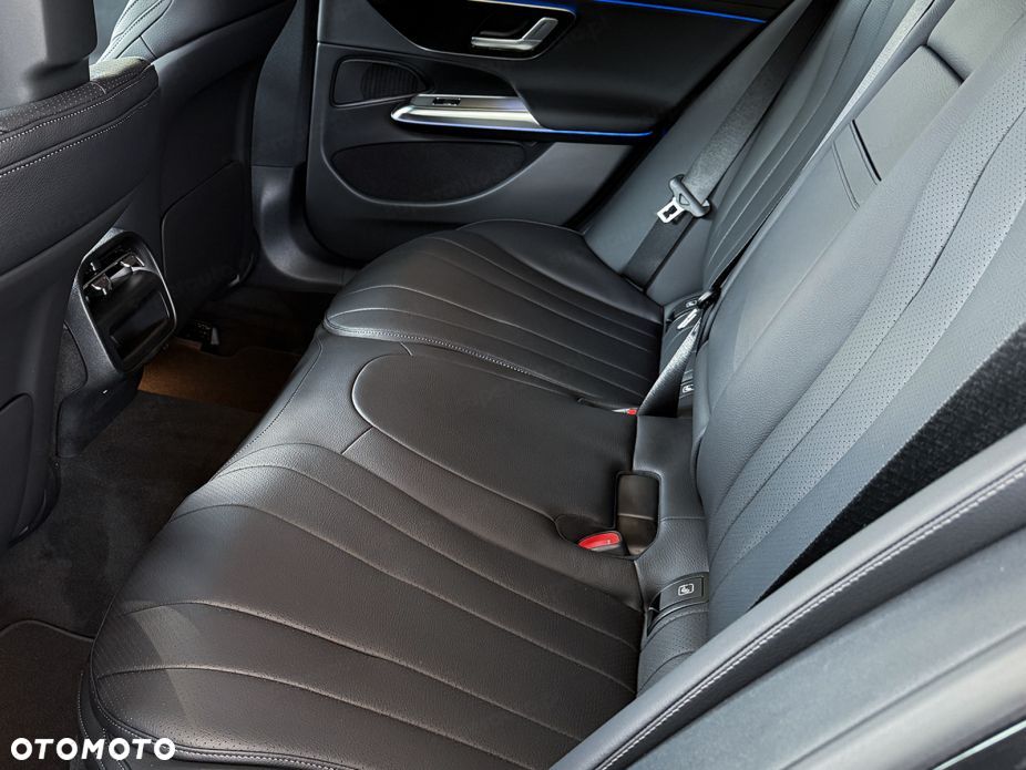 Mercedes-Benz Klasa E 220 d mHEV 4-Matic Avantgarde 9G-Tronic - 16