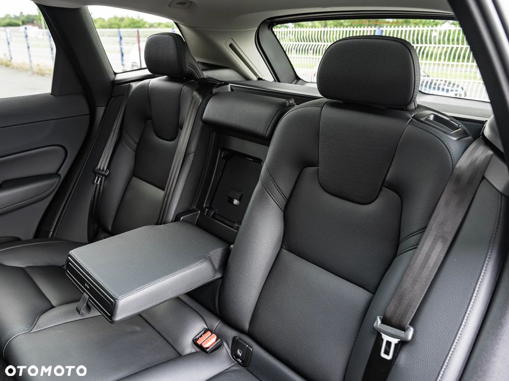Volvo XC 60 B4 B Plus Dark - 27