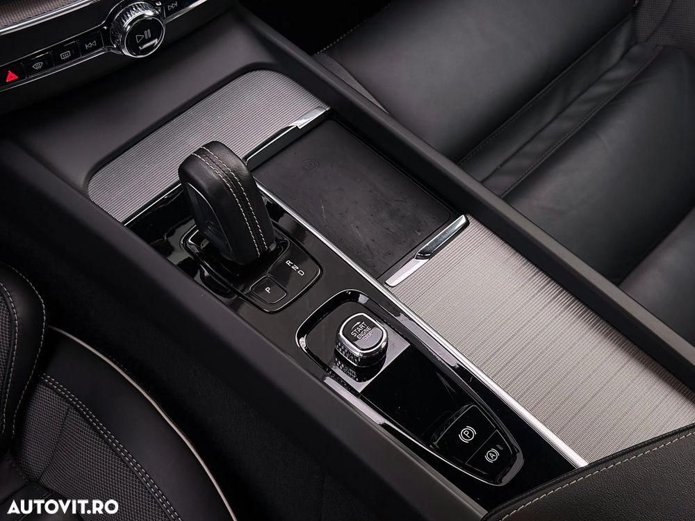 Volvo XC 60 B4 D Plus Dark - 23