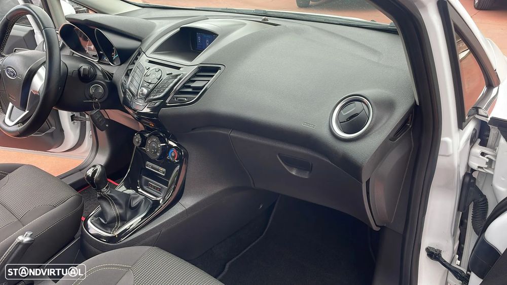 Ford Fiesta 1.0 EcoBoost S&S TITANIUM - 24