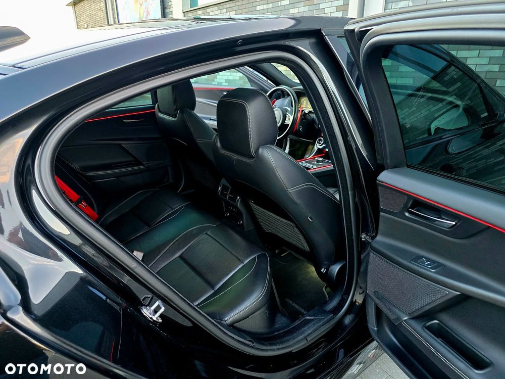 Jaguar XE S - 14