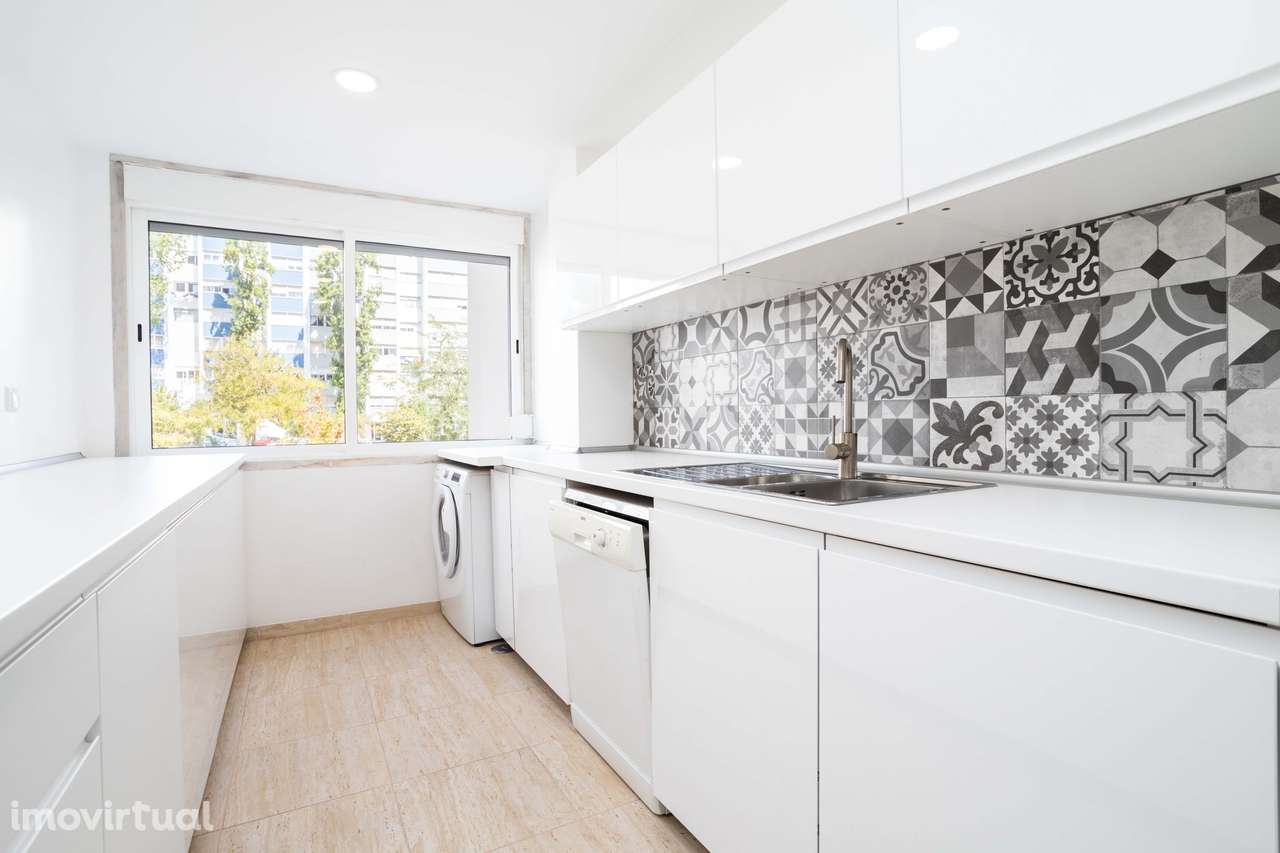 Excelente T3 para arrendamento com parqueamento e arrecadação - Grande imagem: 2/25