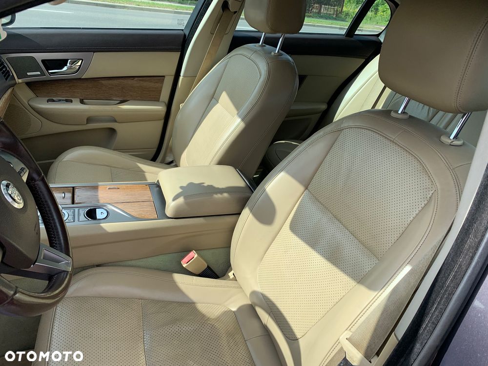 Jaguar XF 2.7 V6 Premium Luxury - 25