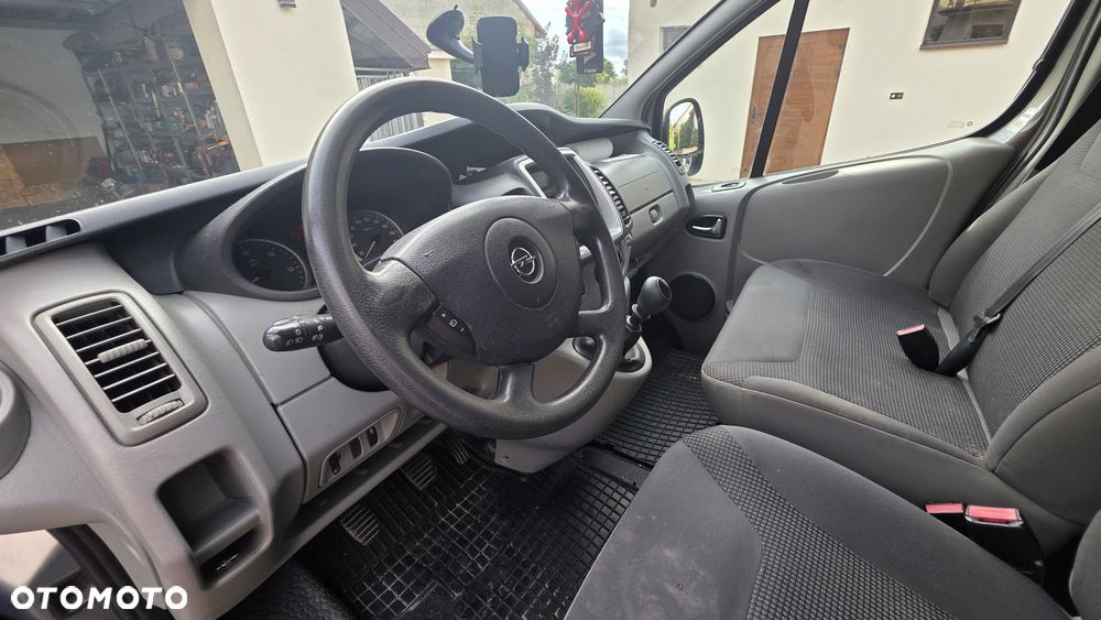 Opel Vivaro 2011 photo 2
