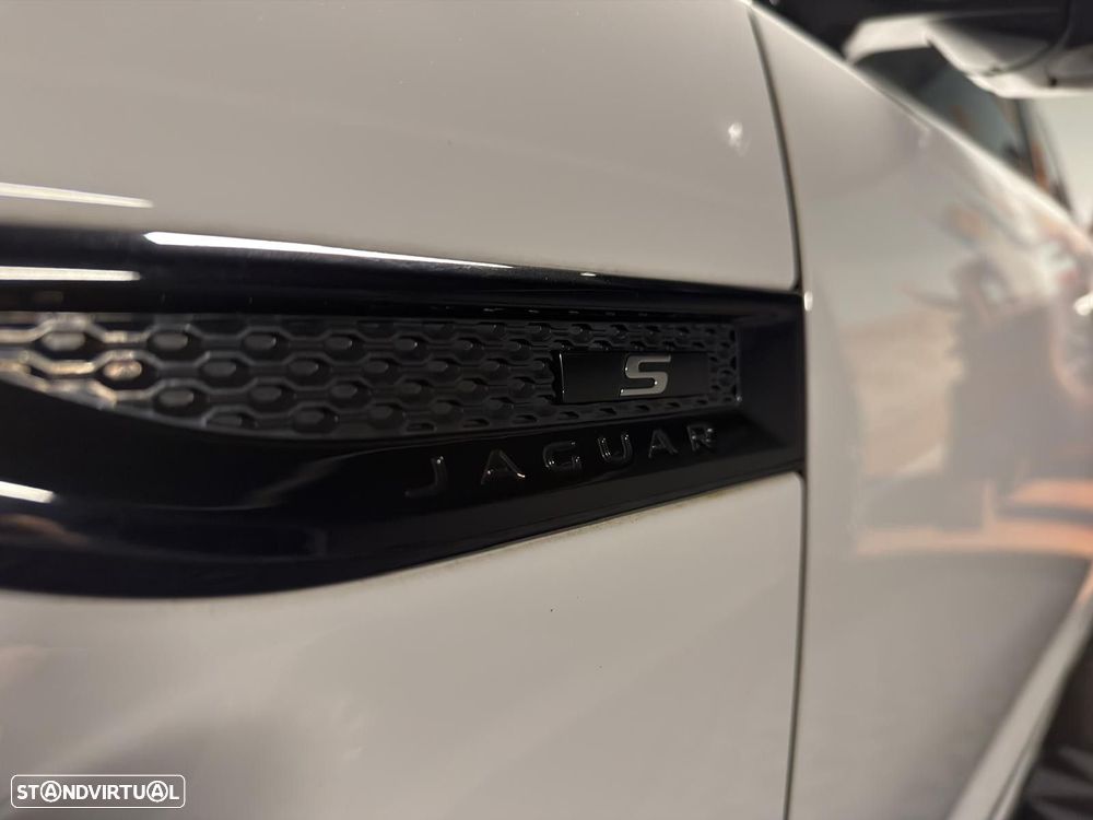 Jaguar E-Pace 2.0 i4D R-Dynamic S - 11