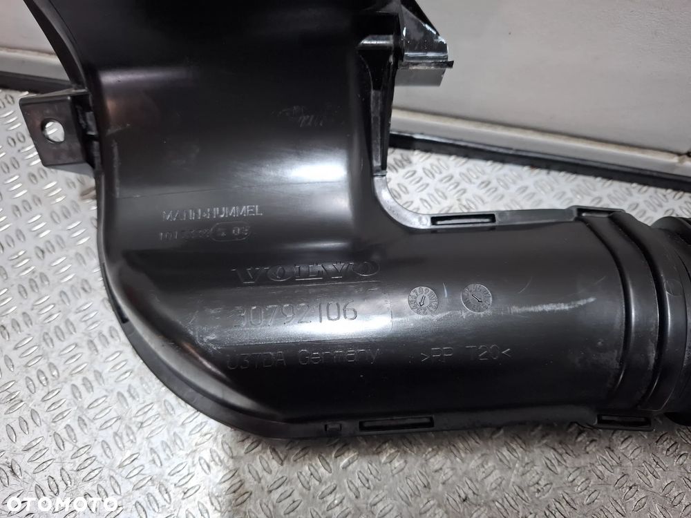 Wlot powietrza dolot filtra Volvo V50 S40 2,4 D 2008 rok nr 30792106 - 2