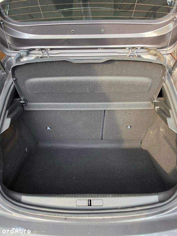 Peugeot 208 - 8